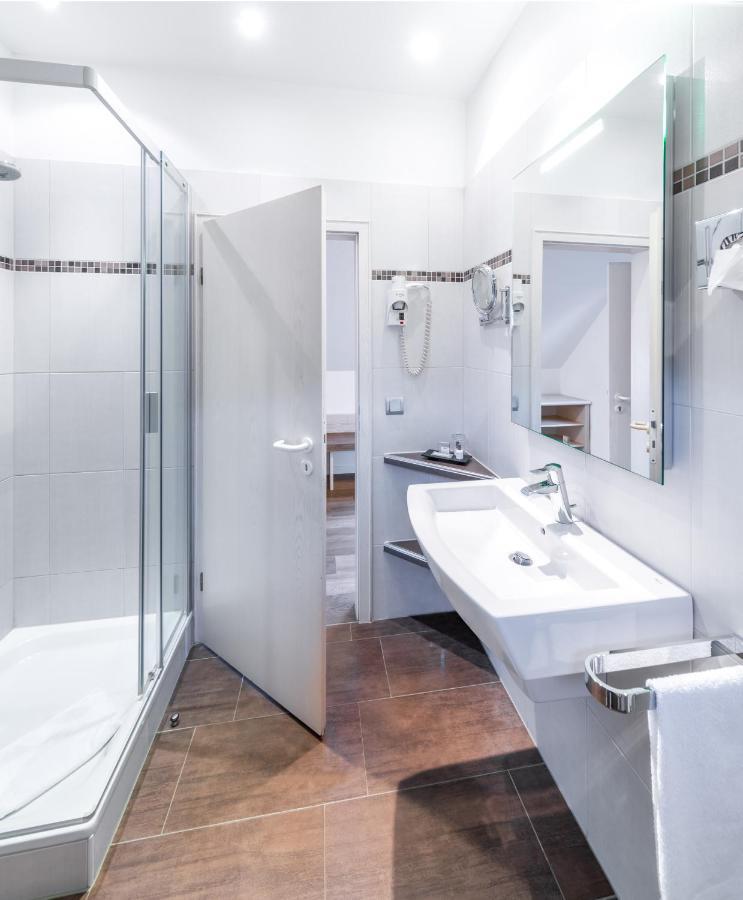 Hotel Zur Krone Meerbusch Esterno foto